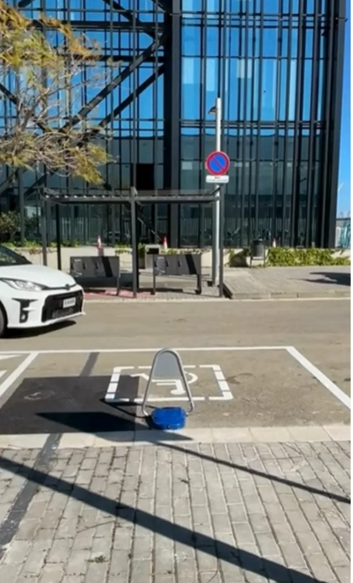 Barrera inteligente utilizada para controlar el acceso autorizado a un espacio reservado