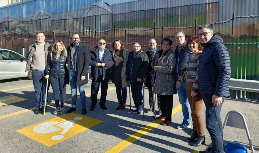 Plazas de estacionamiento reservadas para personas con movilidad reducida en un despliegue real